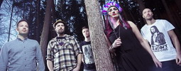 EXKLUZIVNĚ: Monna, průsečík Guano Apes a Paramore, představuje nový klip