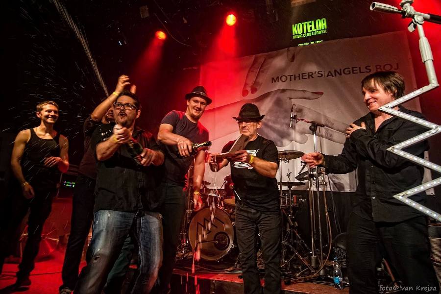 EXKLUZIVNĚ: Poslechněte si nové album Mother’s Angels - BOJ
