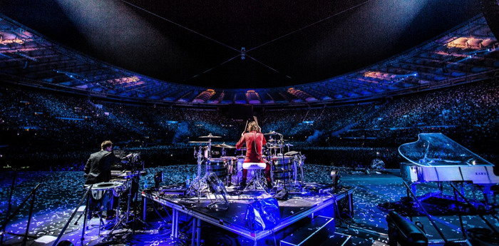 LIVE: Muse svojí gigantickou show zvedají ze sedaček kinosálů