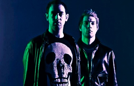 Back To Black střídají v britském žebříčku alb dubstepoví NERO