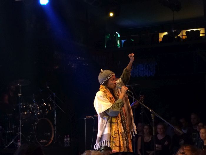 LIVE: Nneka v Praze: v úmorném vedru nabalená jak na severní pól