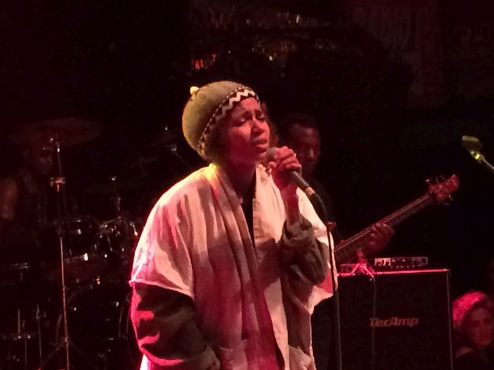 LIVE: Nneka v Praze: v úmorném vedru nabalená jak na severní pól