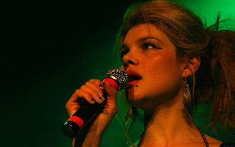 LIVE: Nouvelle Vague - perfektní zpěv a roztažené nohy