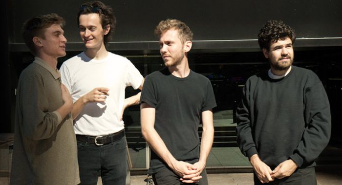 LIVE: Ought na neurčitém mejdanu v neurčitém městě