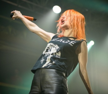 LIVE: Paramore s dračicí Hayley upařili Lucernu. Téměř k smrti
