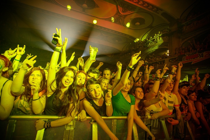 LIVE: Paramore s dračicí Hayley upařili Lucernu. Téměř k smrti