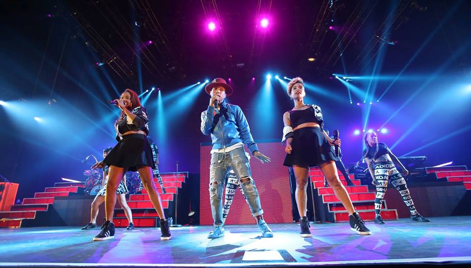 LIVE: Pharrell umí obšťastnit celý svět. Naživo už tolik ne