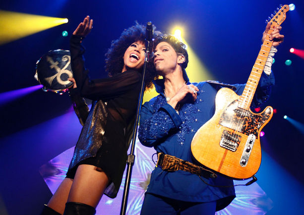 Prince a Andy Allo uctili památku Amy Winehouse