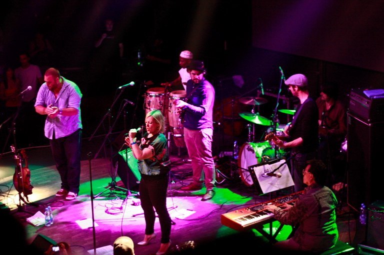 LIVE: Alice Russell a Quantic proměnili rockový klub v latinskoamerickou tančírnu