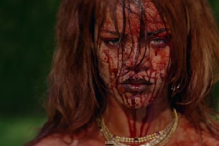 VIDEO: Rihanna se změnila v krvavou lady, nový klip je drsný 