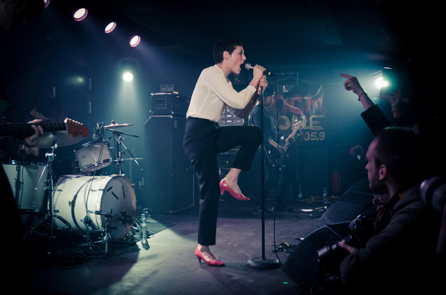 LIVE: Savages - punkový večírek červených střevíčků