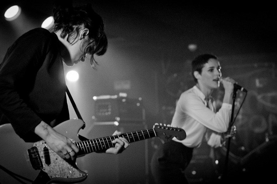 LIVE: Savages - punkový večírek červených střevíčků