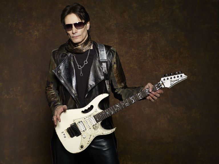 Kytarový génius Steve Vai se po roce vrátí do Česka