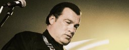 Akční hrdina s kytarou: Steven Seagal rozezní struny na Rock for people