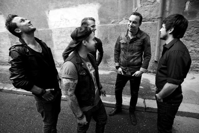 VIDEO: Support Lesbiens muzicírují ve stoce za městem