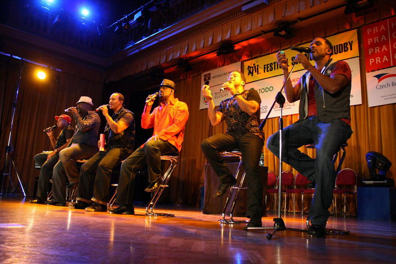 LIVE: Hledání spasitelů s Take 6