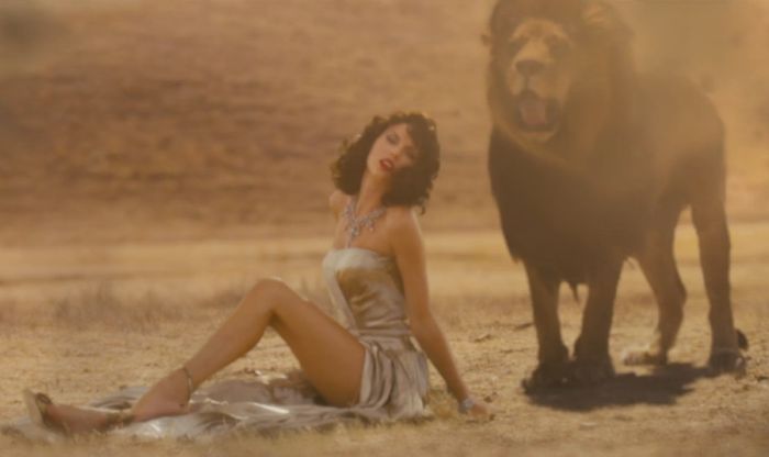 VIDEO: Černovlasá Taylor Swift se ve Wildest Dreams kamarádí se lvem