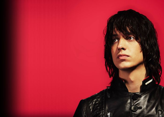 Zpěvák The Strokes přezpíval rockovou klasiku od Buddy Hollyho