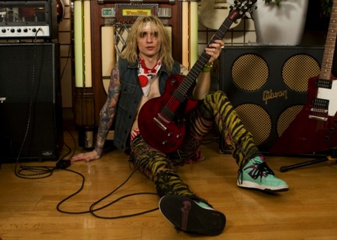 Zpěvák The Darkness chystá superband s bubeníkem Foo Fighters