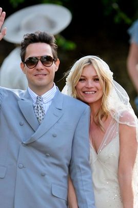 Frontman The Kills a Kate Moss se vzali, nechyběl Mick Jones z The Clash