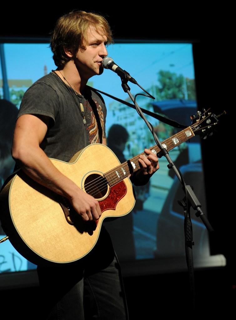 LIVE: První vystoupení turné Tomáše Kluse raději prostříhat