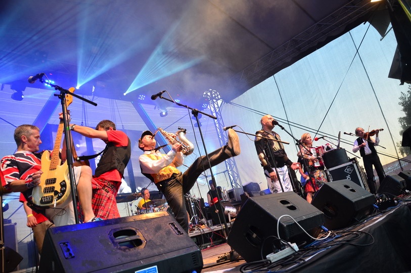 Tři sestry chystají narozeninový večírek doma v Braníku