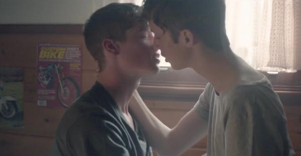VIDEO: Troye Sivan v novém klipu odhaluje slasti a strasti života gayů