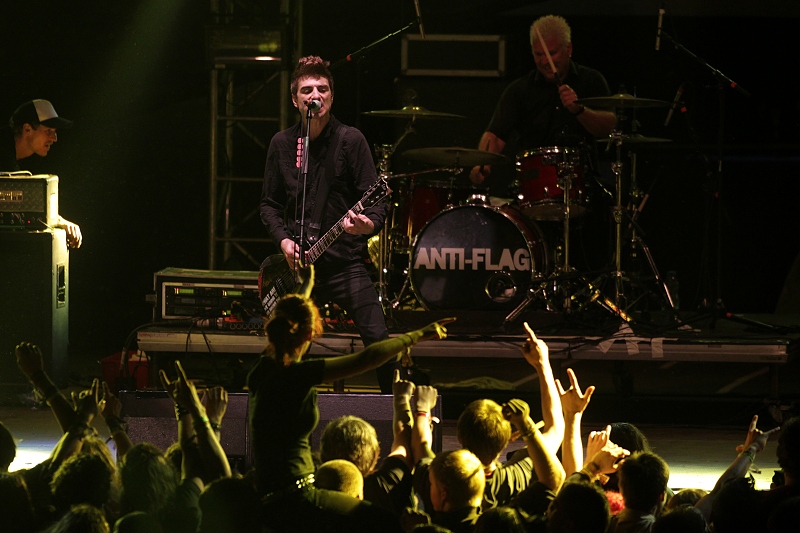 Trutnov Open Air: Bubeník Anti-Flag se s bicími vrhnul do kotle