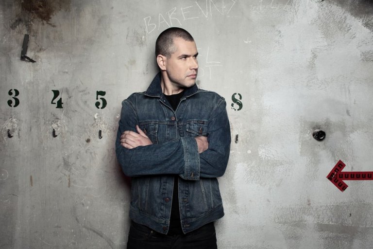 VIDEO: Život Vladimira 518 na Planetě Praha