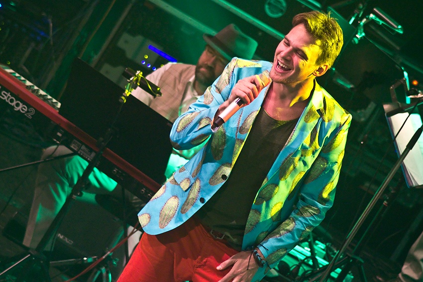 LIVE: Vojta Dyk s B-Side Bandem se nebojí zaříznout