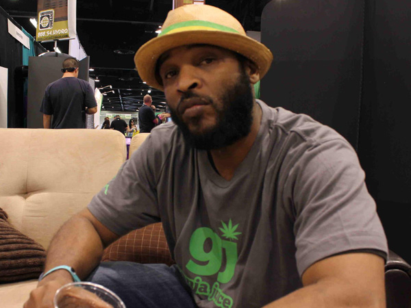 Rapper Christ Bearer si uřízl penis a skočil z okna