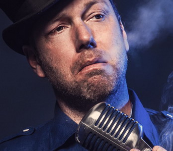 RECENZE: Xavier Baumaxa zvážněl, ale humor ho neopouští