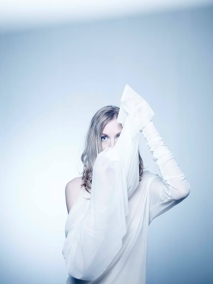 ILLE interview: Kdo je holka v její skříni?