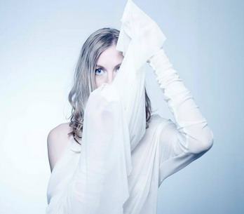 ILLE interview: Kdo je holka v její skříni?