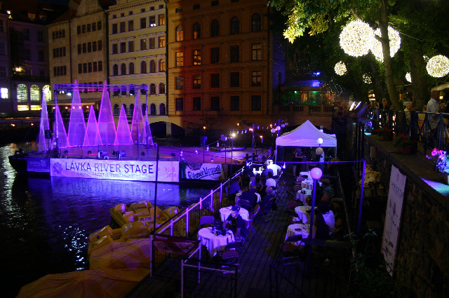 Lávka River Stage celý srpen