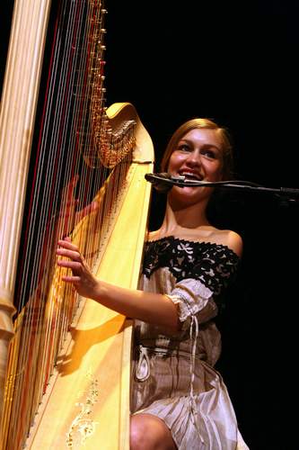 Joanna Newsom zabrnkala Arše na srdce