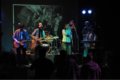 By No Means: mají U2 konkurenci?