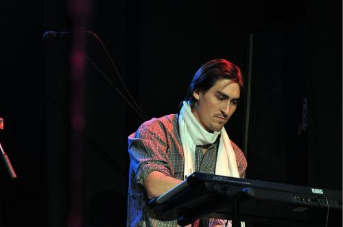 By No Means: mají U2 konkurenci?