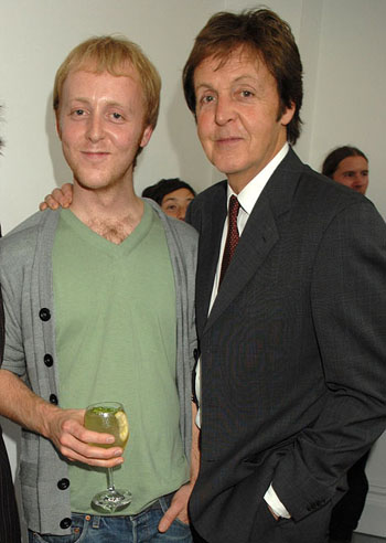 Paul McCartney a jeho syn točí desku