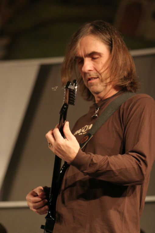 Dean Brown jako host P.J.Ryby