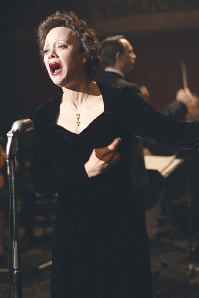 Edith Piaf oslňuje