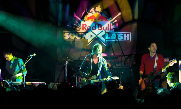 Tata bojs se utkají s Monkey Business