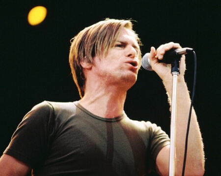 Bryan Adams bojuje proti KFC