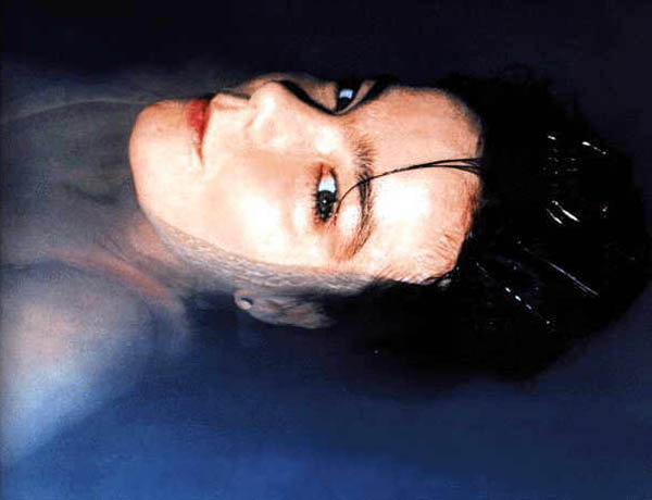 Björk napadla fotografa