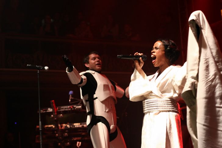 Tata bojs: porazíme Monkey Business