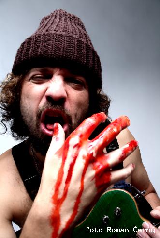 Kytarista Monkey Business jede sólo