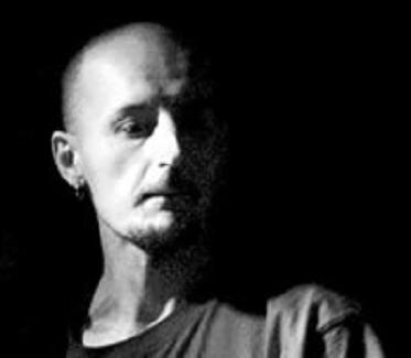 Zemřel původní baskytarista Dogy