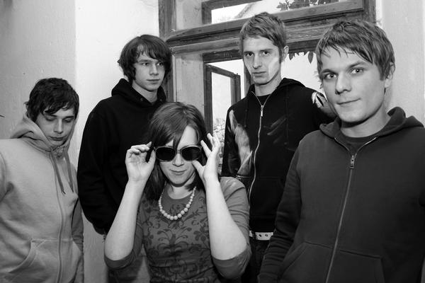 Veena zaskočí za These Are Powers