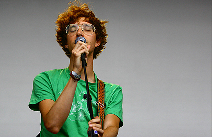 Norský zpěvák Erlend Øye v Akropoli