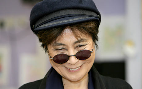 Yoko Ono porotcem v Twitter soutěži